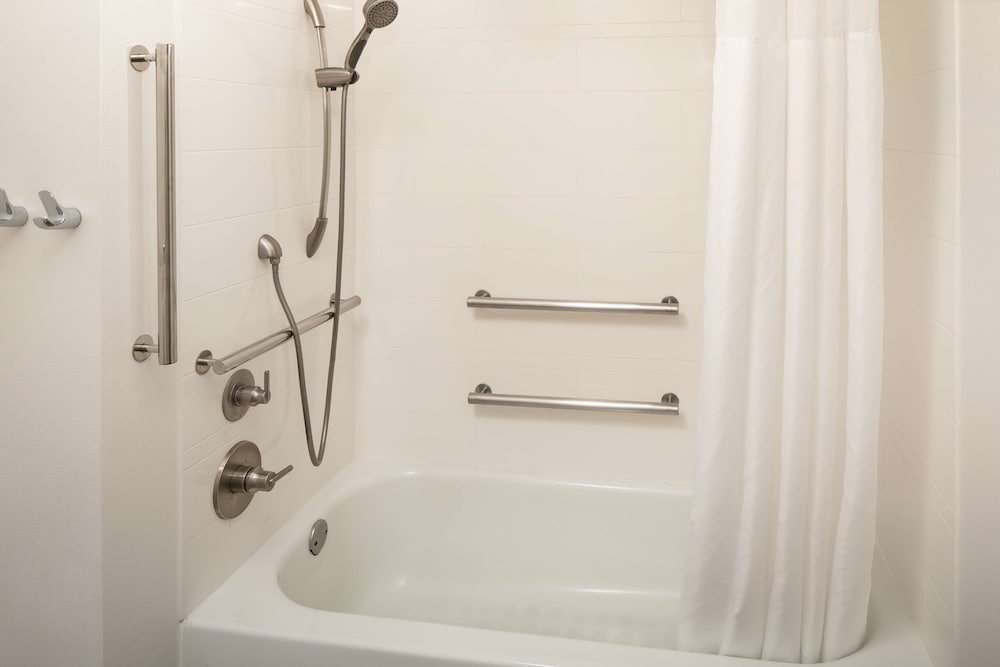 Suite, Accessible, Bathtub - Photo 8