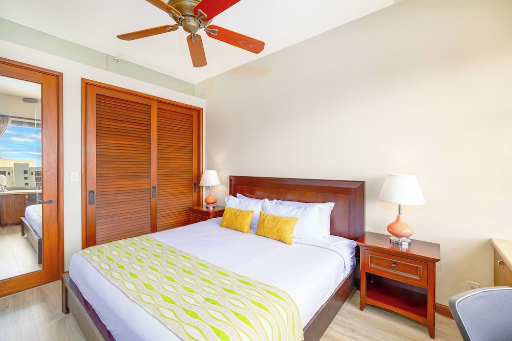 Premium Remodeled Condo with Ocean View and Parking: Premium Suite, 1 King Bed, Balcony, Ocean View (0031) photo
