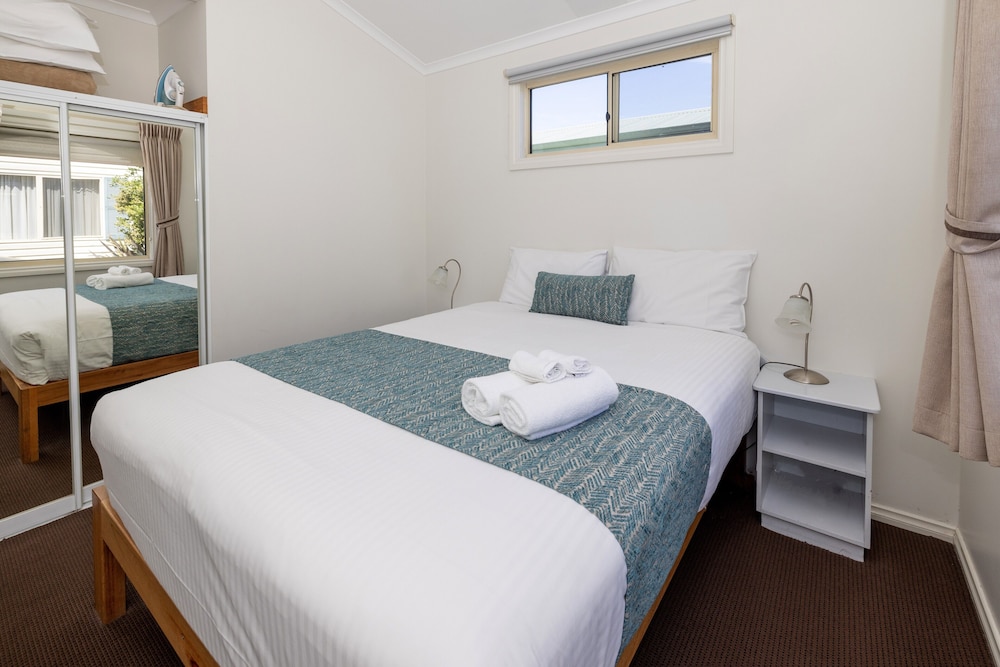 Family Chalet, 2 Bedrooms, Jetted Tub, Garden View (Bunks Spa Chalet) photo 2