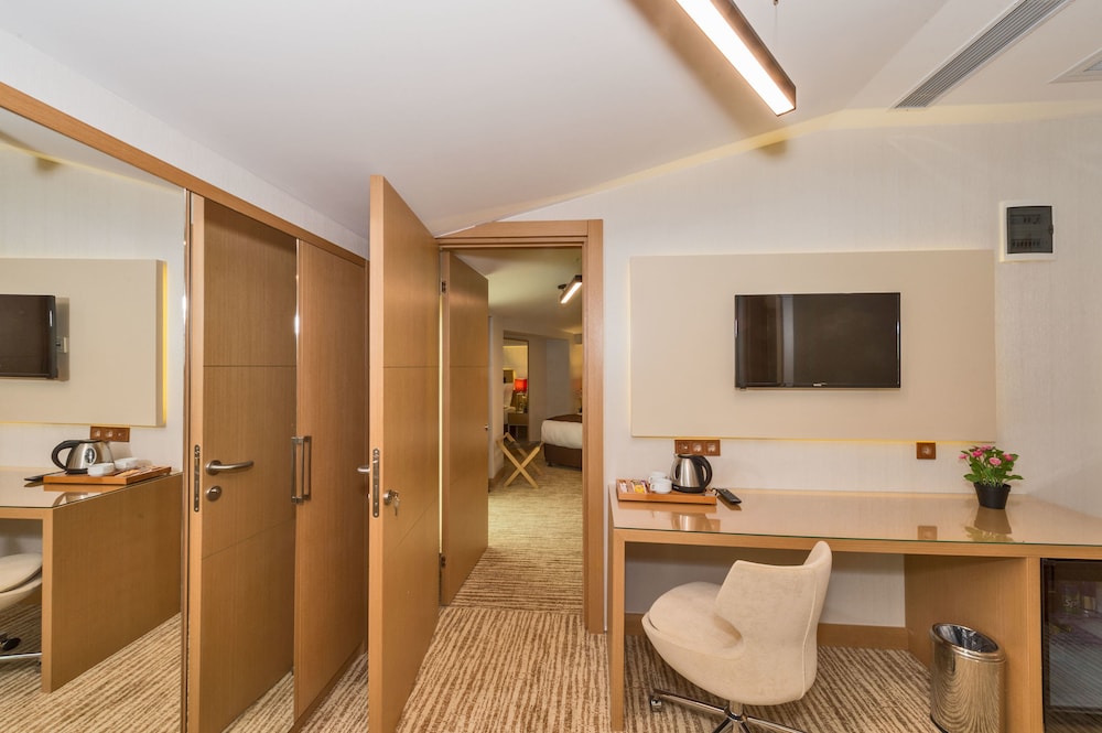 Family Room, 2 Bedrooms, 2 Bathrooms, City View photo 2