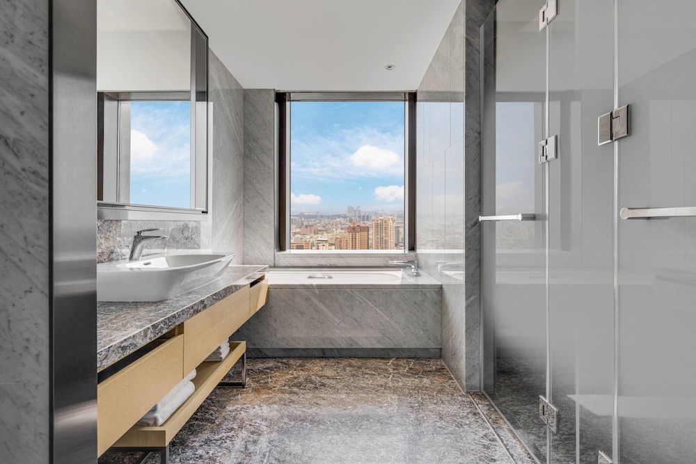 Premier Suite, 1 King Bed (View) - Photo 5