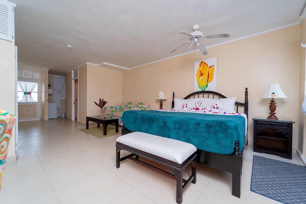 Junior Suite, Garden/Pool View with Full- Time Nanny Service photo 2