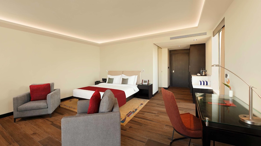 Executive Double Room, 1 Queen Bed, Pool View photo 2