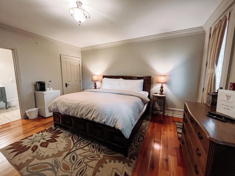 Standard Suite, 1 King Bed, Balcony photo 1