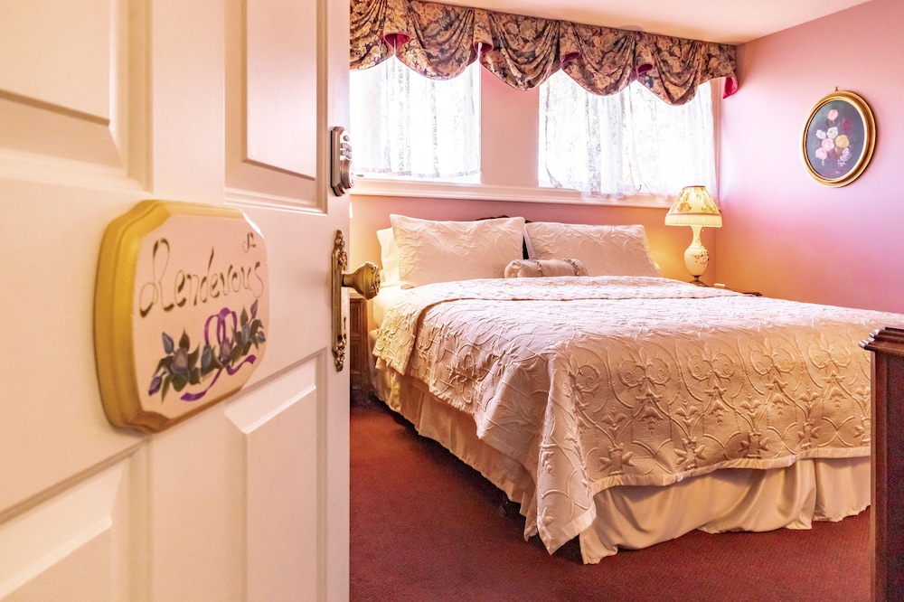 Classic Single Room, 1 King Bed, Non Smoking, Bathtub photo 1
