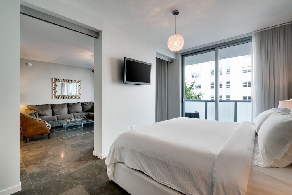 One Bedroom Suite with Balcony - Photo 4