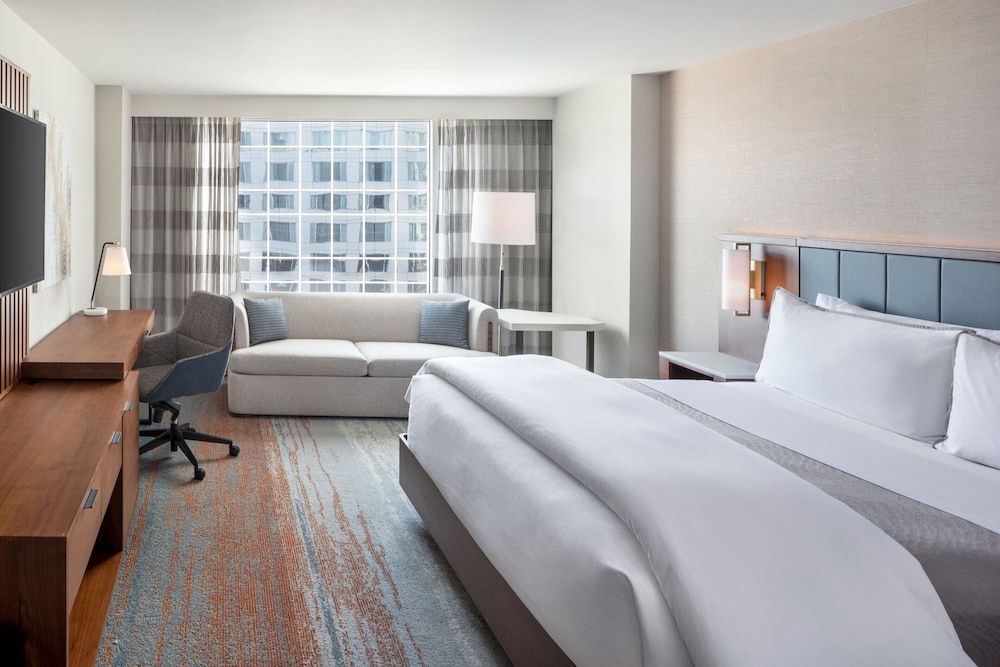 Club Room, 1 King Bed with Sofa bed, City View - Photo 1