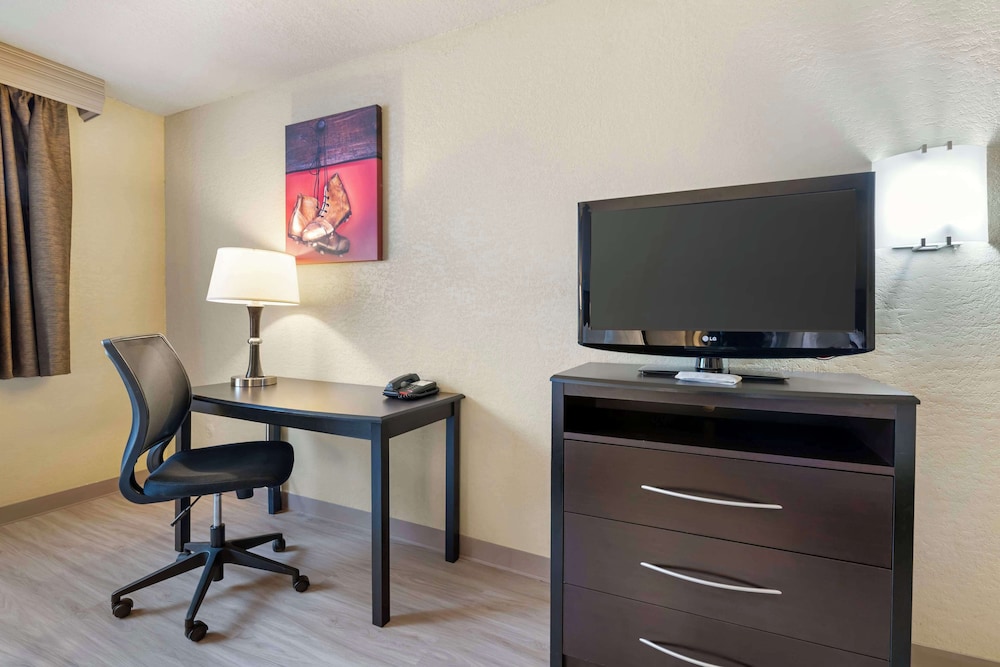 Standard Room, Multiple Beds, Non Smoking, Refrigerator & Microwave (1st Floor;with Sofabed) - Photo 1