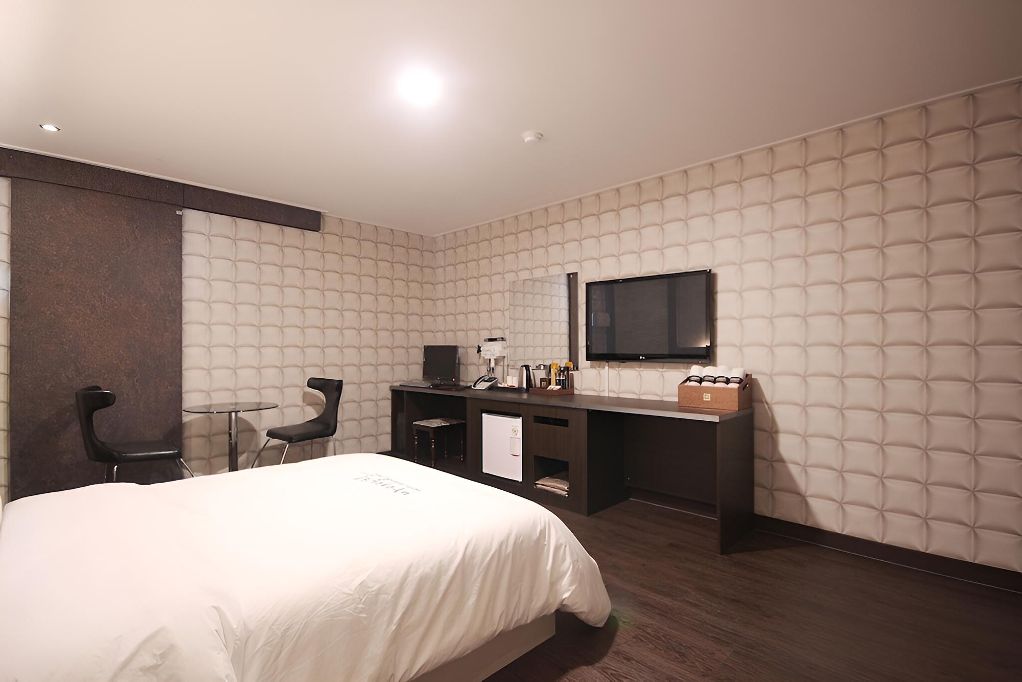 Room (Standard Room) - Photo 6