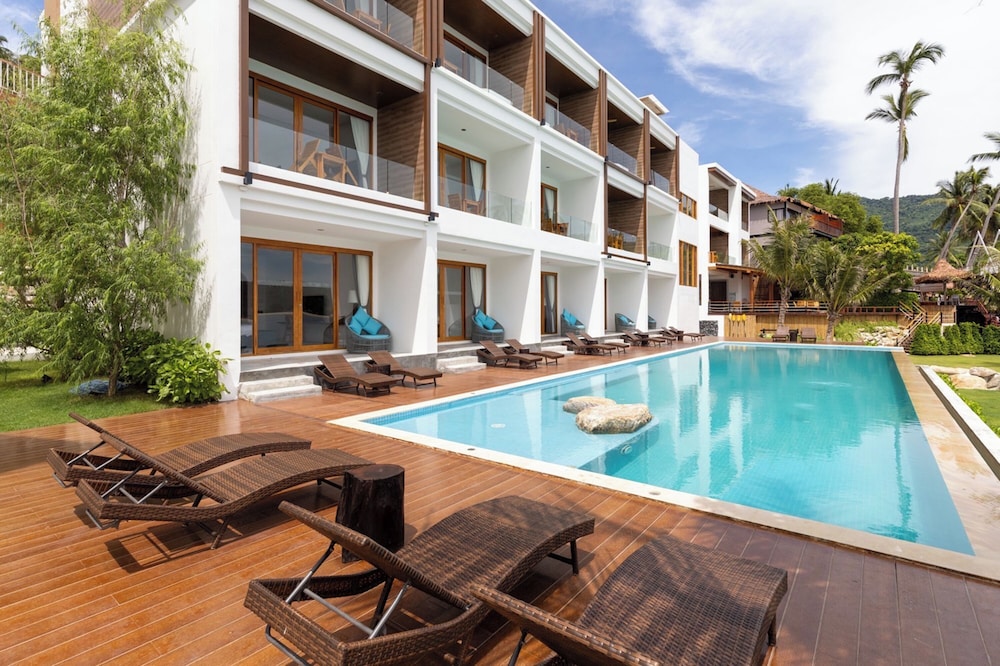 Deluxe Pool Access - Photo 5