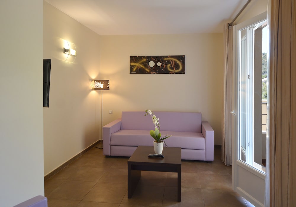 Suite, 2 Bedrooms - Photo 5