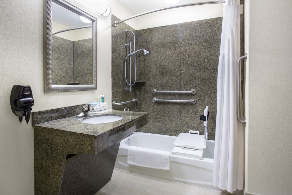Suite, 1 Bedroom, Accessible (Mobility, Accessible Tub) - Photo 2