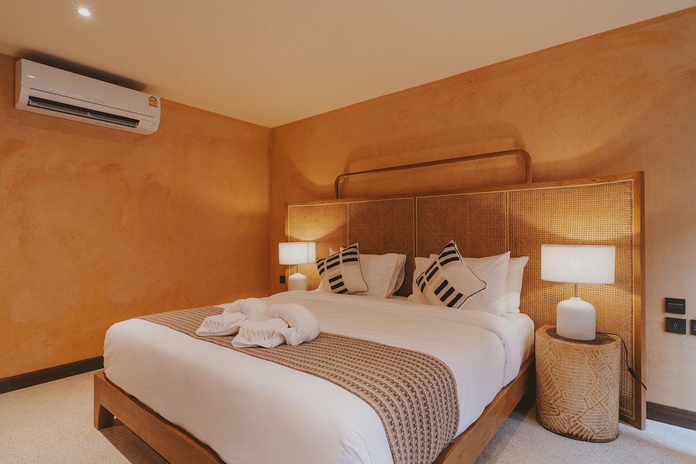 Deluxe Room - Photo 20