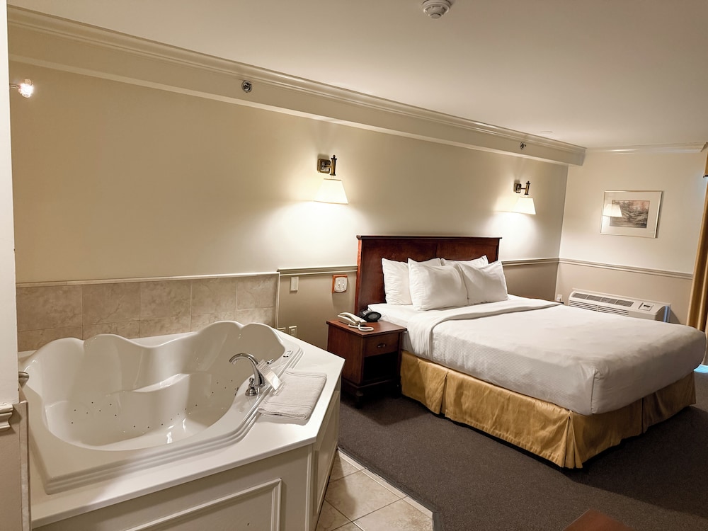 Superior Room, 1 King Bed, Jetted Tub photo 2