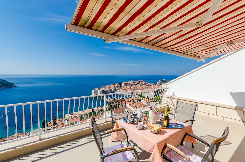 Apartment (One Bedroom Apartment with Terrace an)