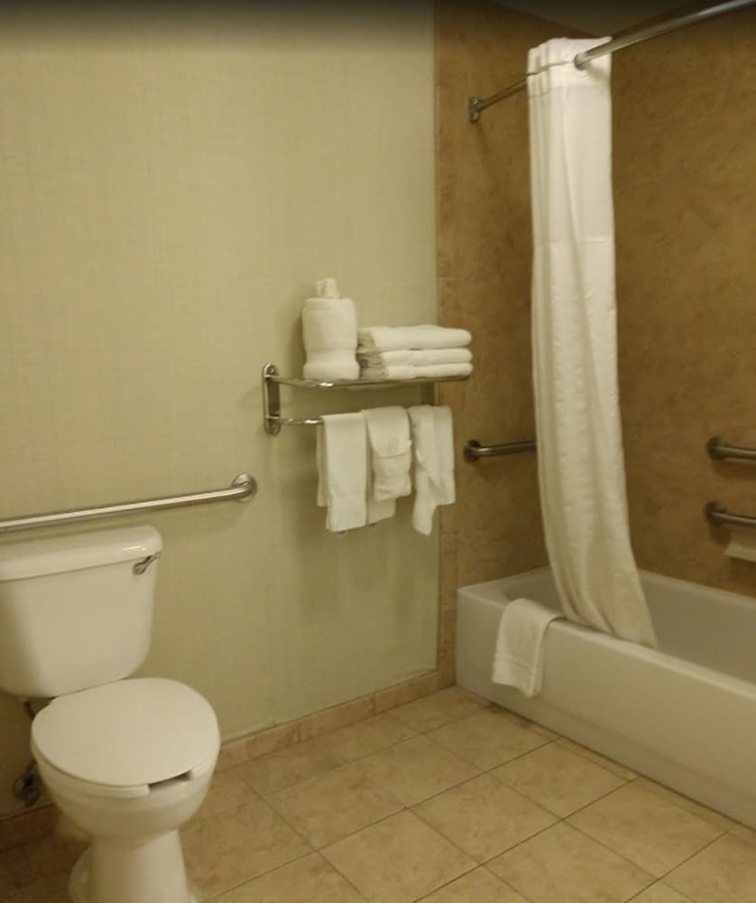 Suite, Multiple Beds, Accessible, Non Smoking (2 Queen and 2 Person Sofa Bed) - Photo 2