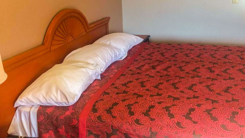 Standard Room, 1 King Bed, Non Smoking - Photo 9