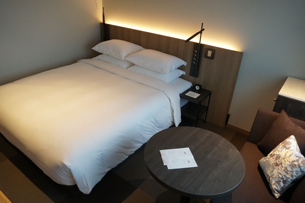 Room, 1 Queen Bed, Bathtub - Photo 4