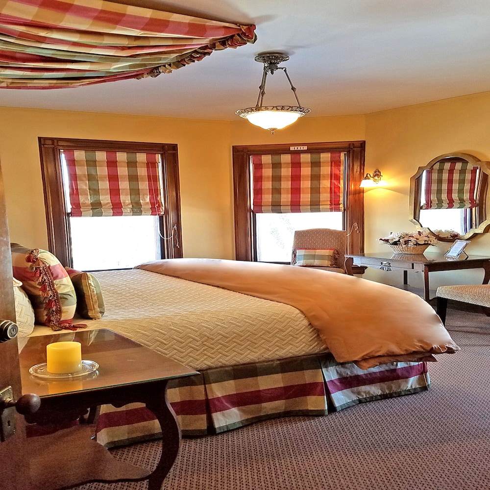 Luxury Suite, 1 King Bed, Lake View