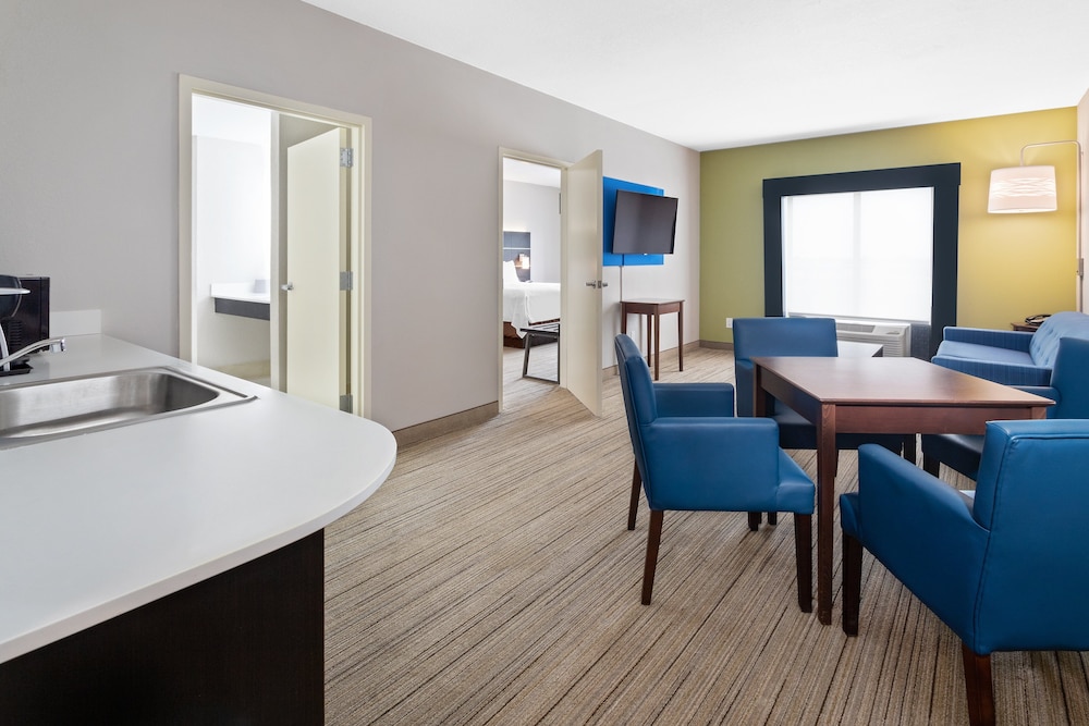 Suite, 1 Bedroom - Photo 1