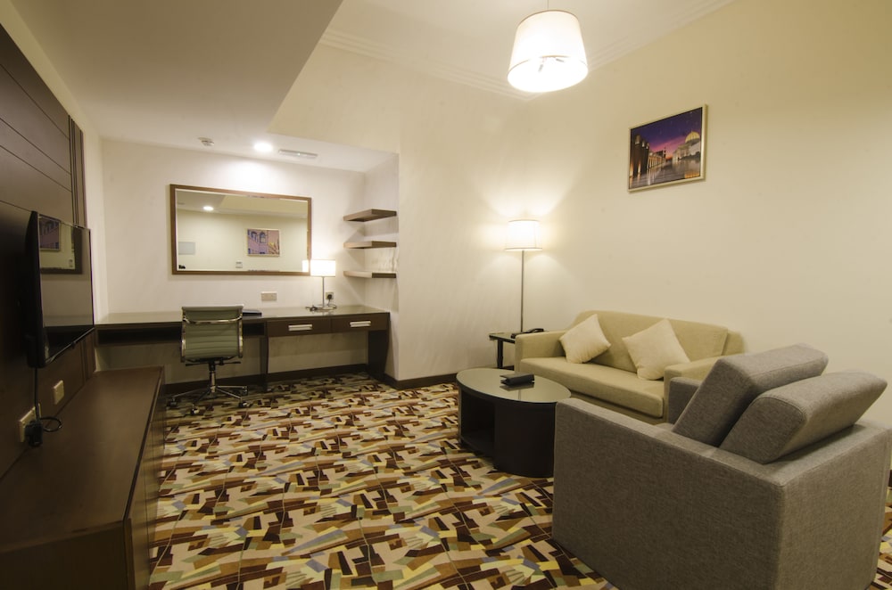 Executive Suite, 1 King Bed, Non Smoking photo 2