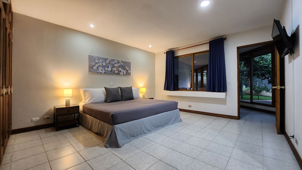 Double Room, 1 Queen Bed