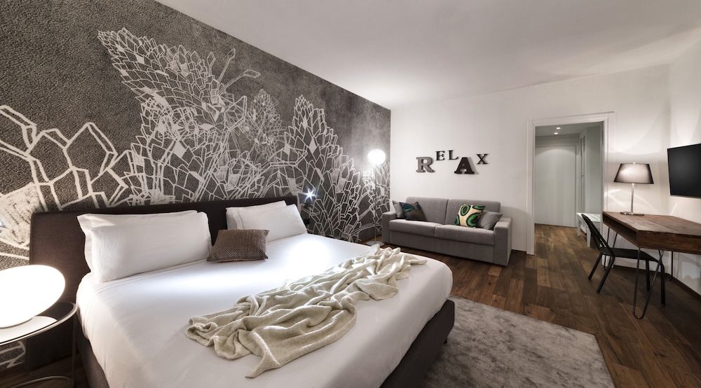 Junior Suite, 1 King Bed with Sofa bed, Jetted Tub (Jacuzzi) photo 3
