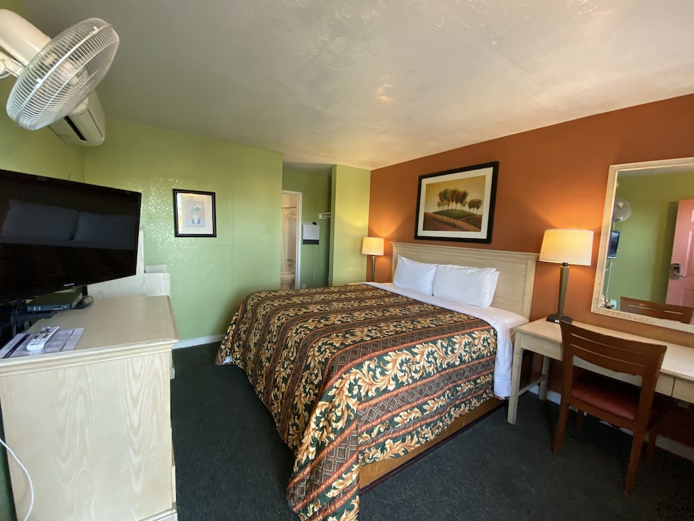Standard Room, 1 King Bed - Photo 4