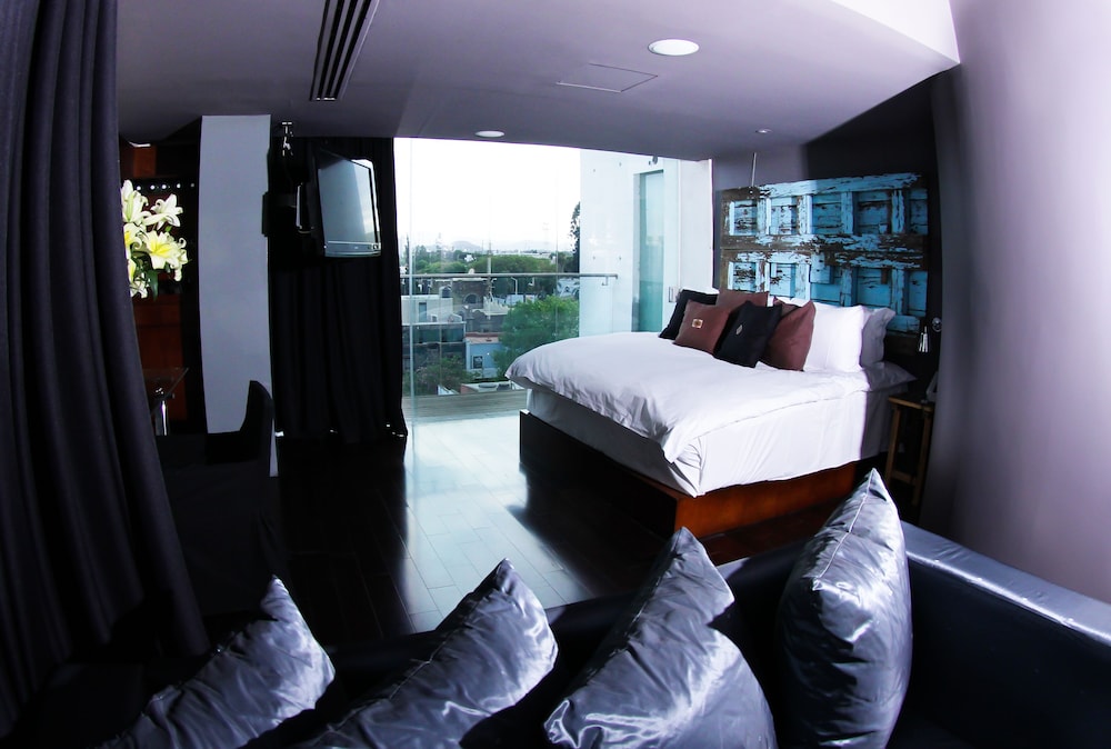 Premium Room, 1 King Bed - Photo 1