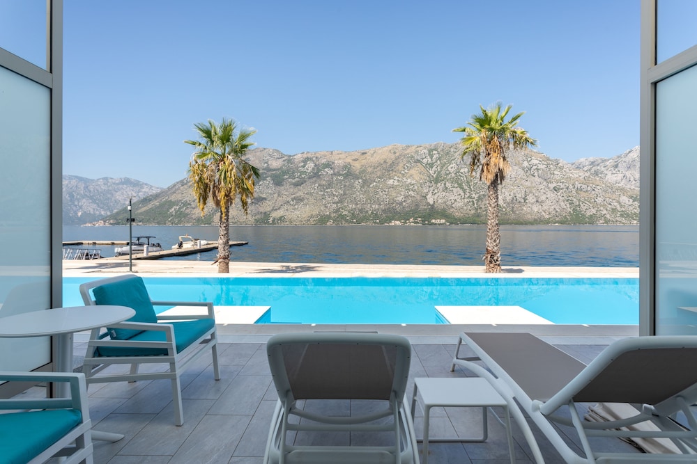 Premium Room, 1 King Bed, Private Pool, Sea View - Photo 1
