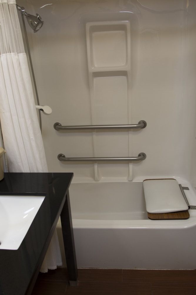 Room, 2 Queen Beds, Accessible Bathtub