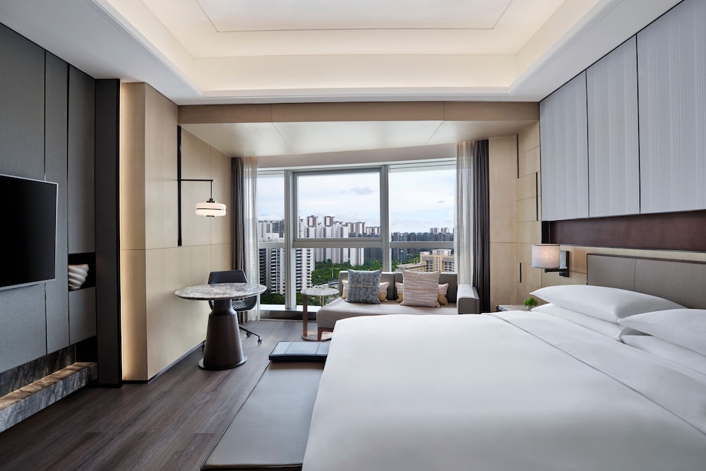 Deluxe Room, 1 King Bed, City View photo 3