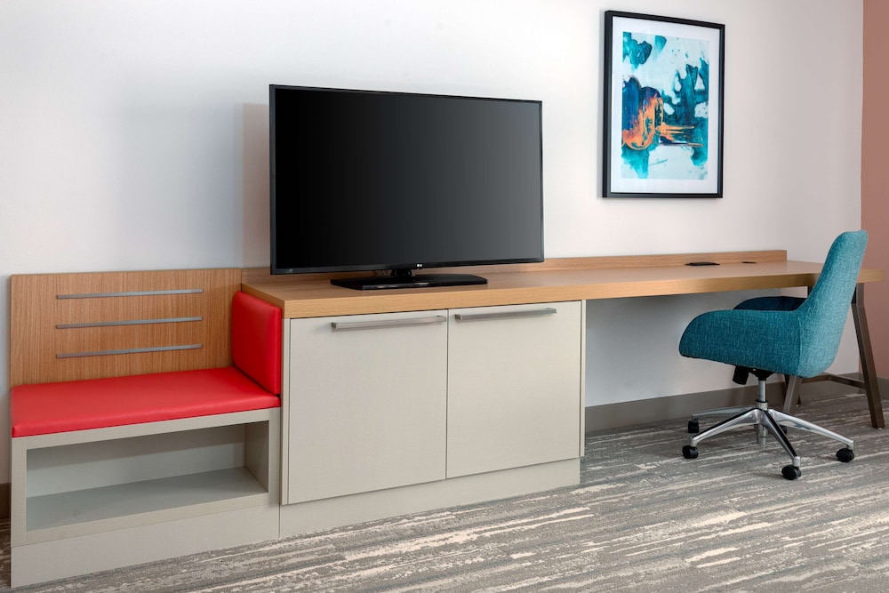 Room, 1 King Bed, Accessible, Corner (Hearing) - Photo 3