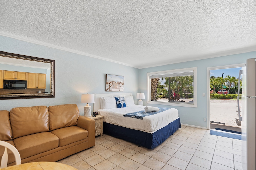 Motel Room With Kitchen Units #24, #25, #26, & #27 (at Tropical Breeze) photo 1