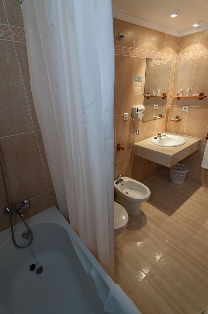Quadruple Room - Photo 9
