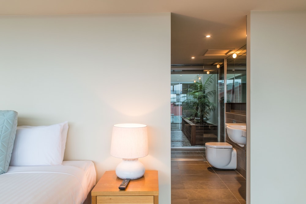 Three Bedroom Penthouse - IXL Apartments photo 2