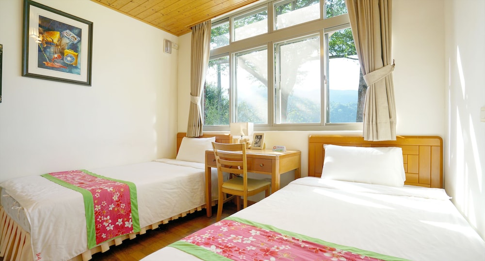 Elite Double Room, 2 Twin Beds, Shared Bathroom photo 3