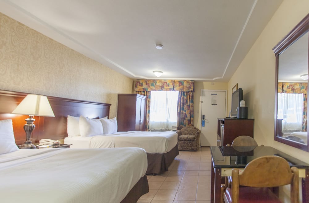 Room, 2 Double Beds - Photo 4