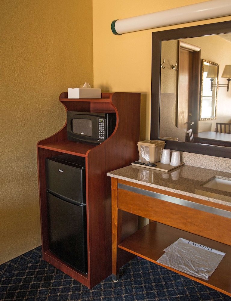 Room, 2 Double Beds, Non Smoking - Photo 8