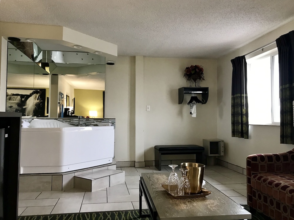 Suite, 1 King Bed, Hot Tub - Photo 3