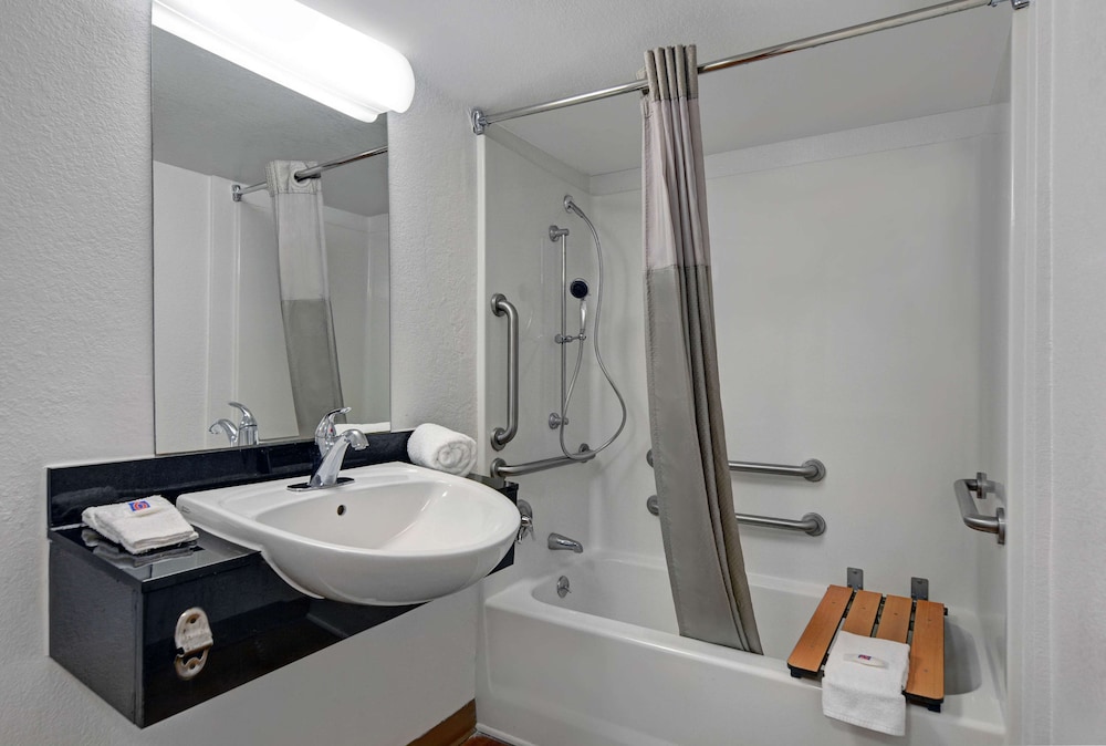 Standard Room, 2 Double Beds, Accessible, Non Smoking - Photo 8