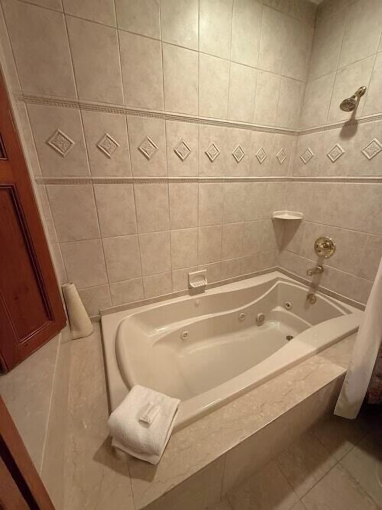 Premium Room, ONE QUEEN BED, JACUZZI with Juliet Balcony - Church Street View - Photo 4