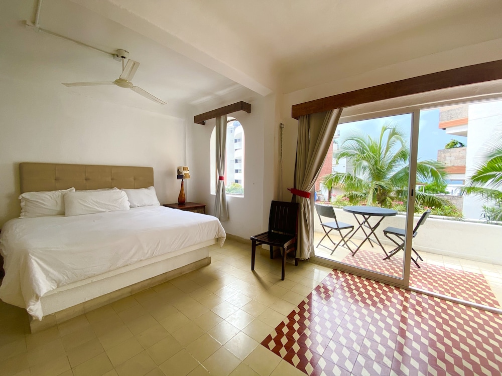 Premium Partial Ocean View Balcony 1 King Bed photo 2