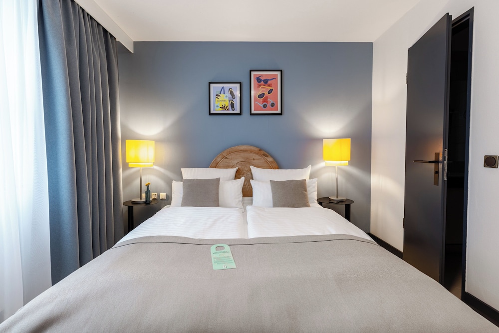 Standard Room, 1 King Bed - Photo 3