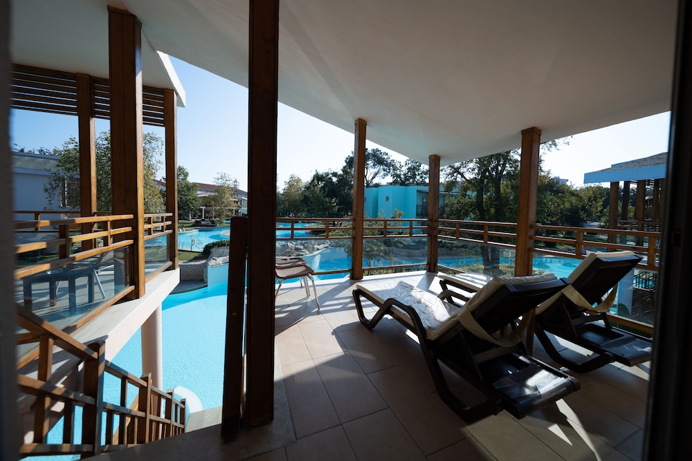 Habitación con vista a la piscina y al lago