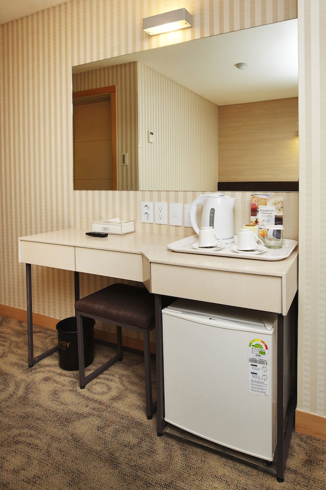 Superior Twin (No Parking, additional fee occurs if number of people booked & staying are different) - Photo 12