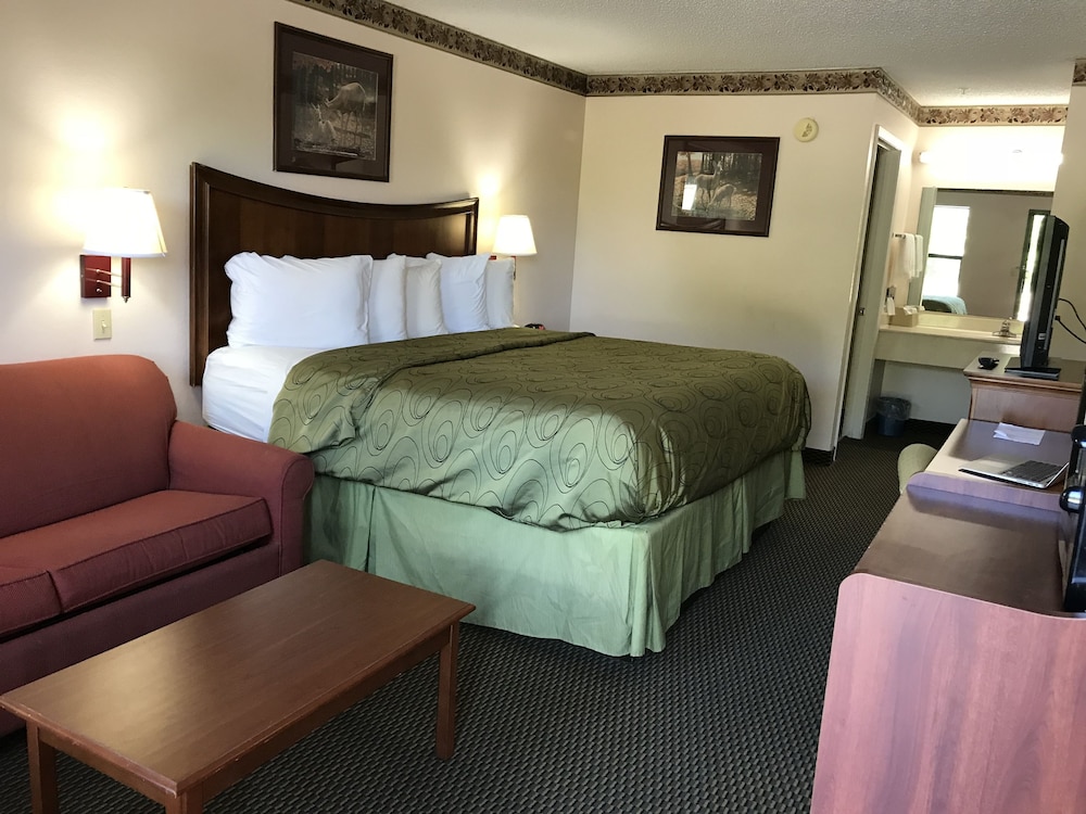 Classic Suite, 1 King Bed, Smoking photo 3