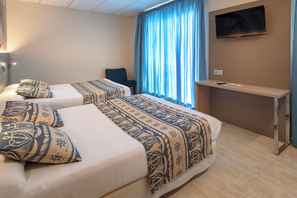 Family Room, Balcony (2 Adults + 2 Children) - Photo 2