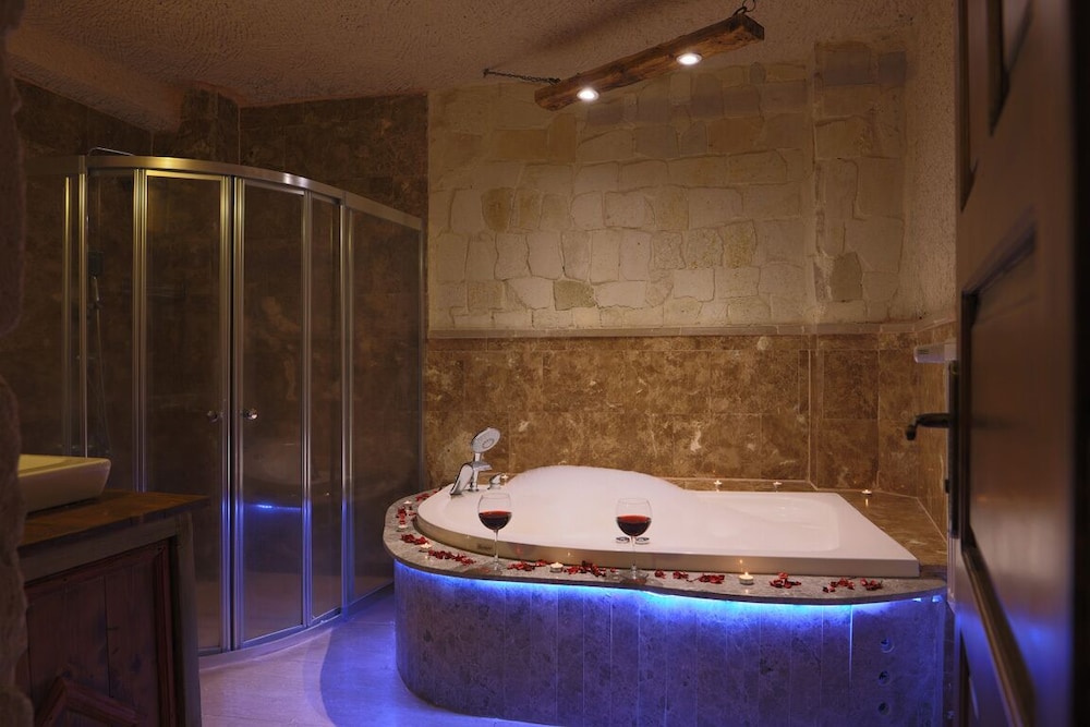 Urgup Family  with Jacuzzi King Room photo 3