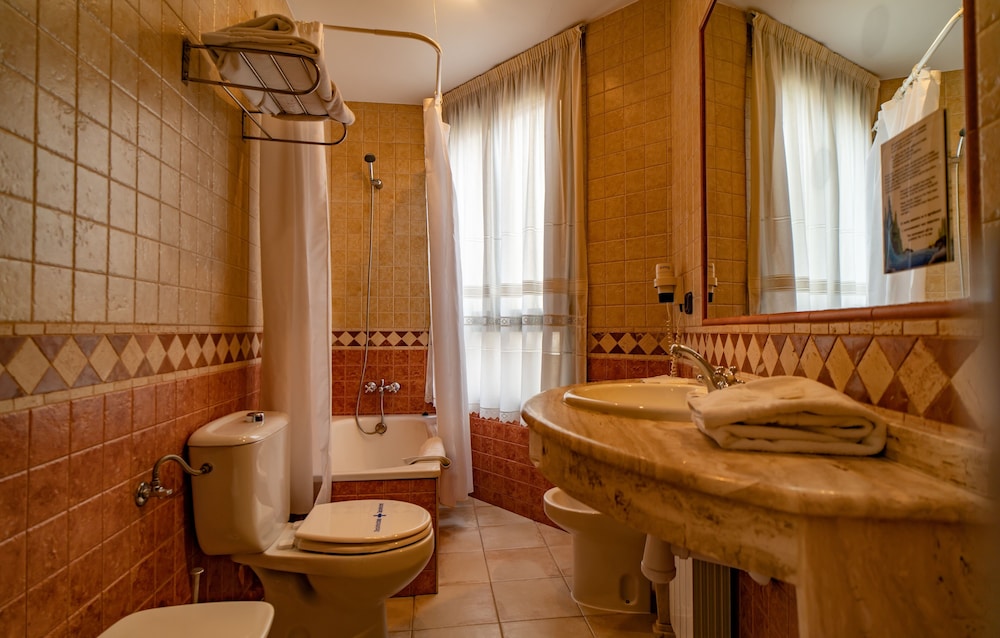 Double or Twin Room - Photo 4